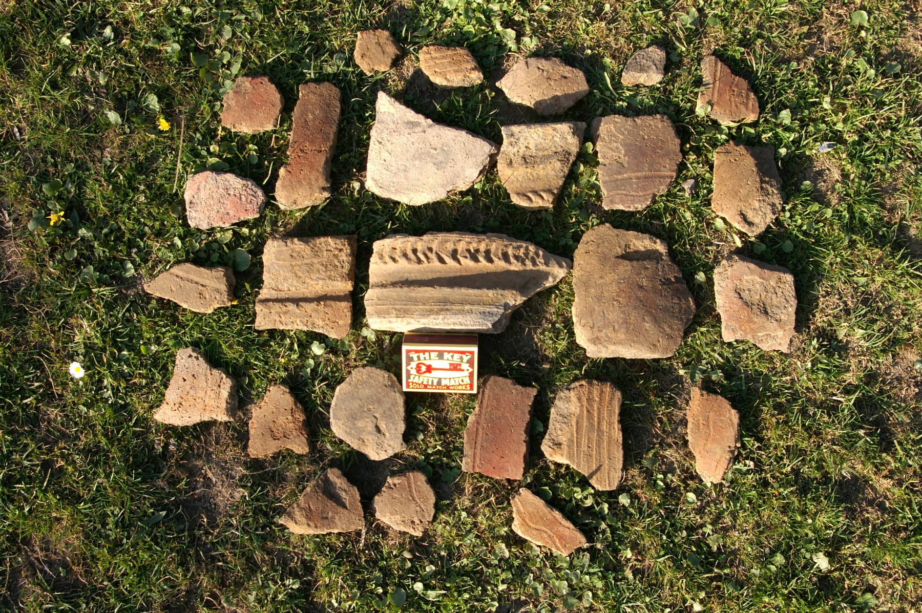 Střepy raně středověké keramické zásobnice nalezené v kopci u Skiareálu Hlubočky