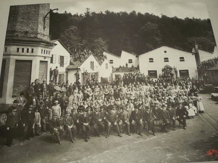 Vedení a zaměstnanci podniku shromáždění na továrním nádvoří roku 1904