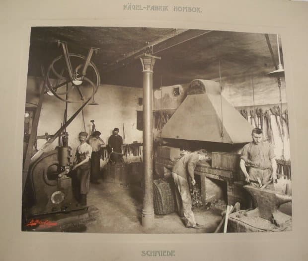 Transmise roku 1904 v tehdejší kovárně