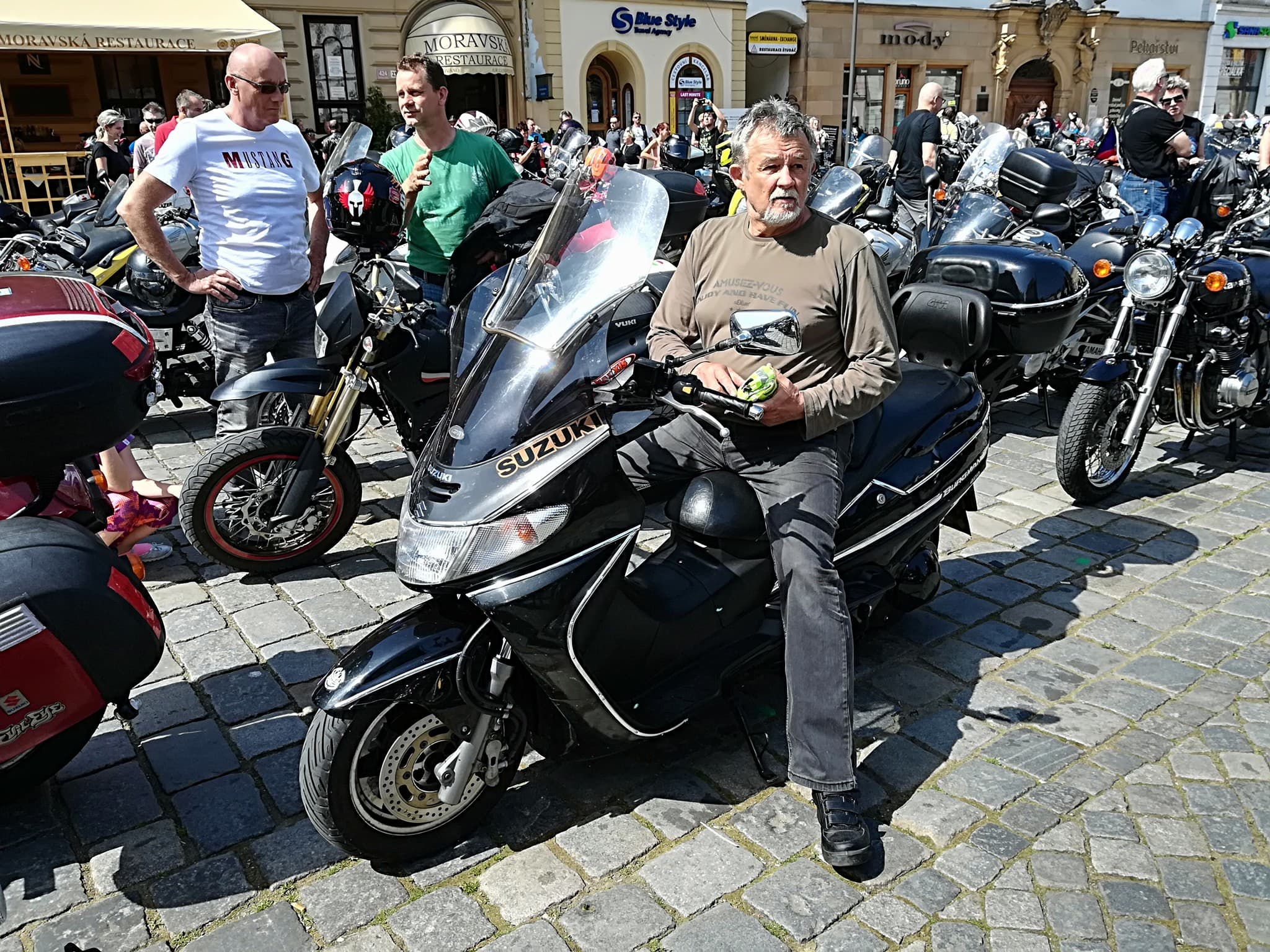 Motosraz na Horním náměstí v Olomouci