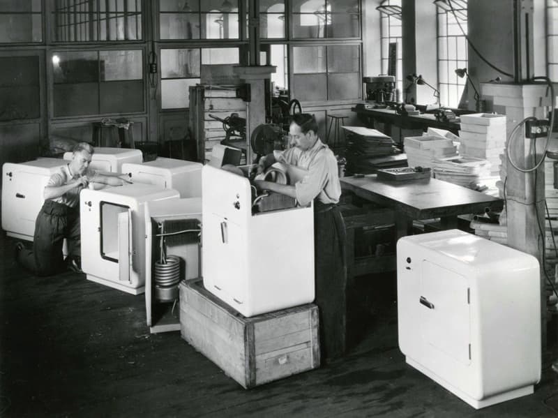 Výroba chladniček Maneta v roce 1948