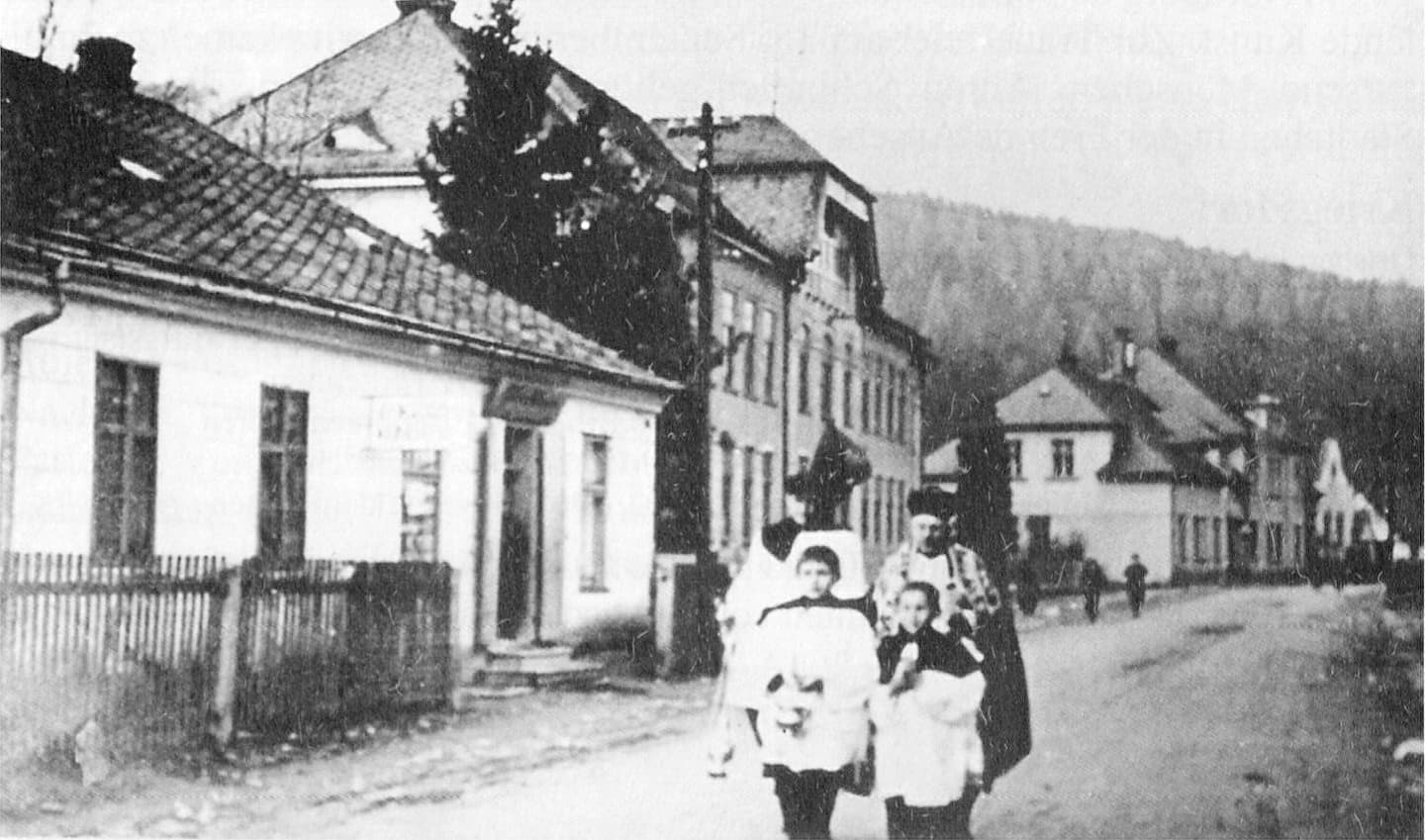 Procesí u domu a školy v Hlubočkách