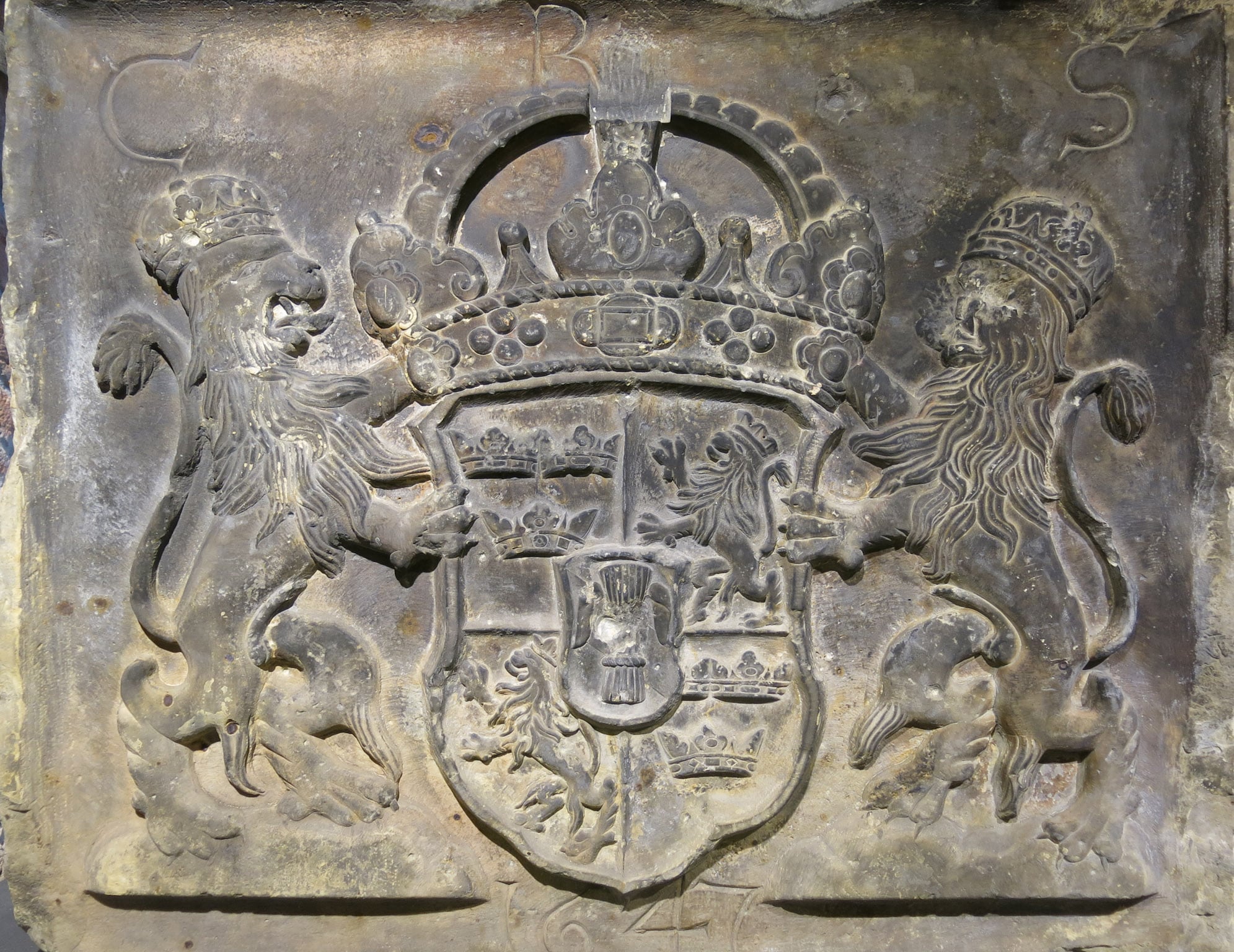 Znak švédské královny (lapidárium Olomouc)
