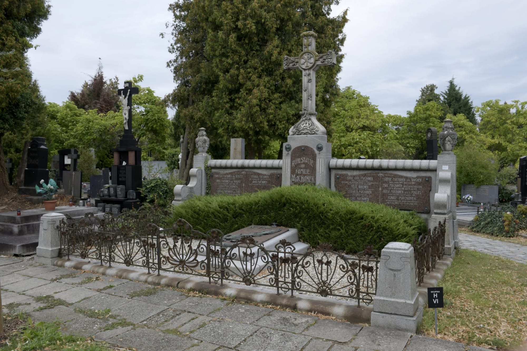 Hrobka rodiny Machanků na ústředním hřbitově v Olomouci–Neředíně